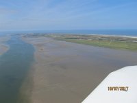 Nordsee 2017 (236)  Gegenabflug Norderney mit Blick aufs Wattenmehr mit ausgebaggerten Fahrrinnen, rechts noch Norderney